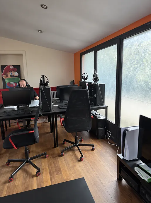 L’espace PC gaming du Repaire du Phoenix et ses postes de jeu